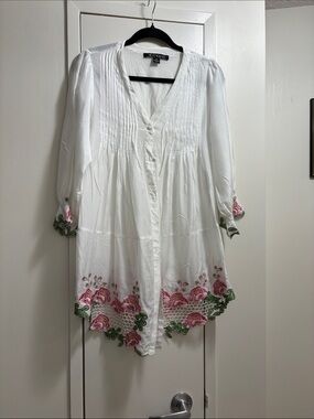 Helene & Co  Paris White Embroidered Floral Tunic Top.